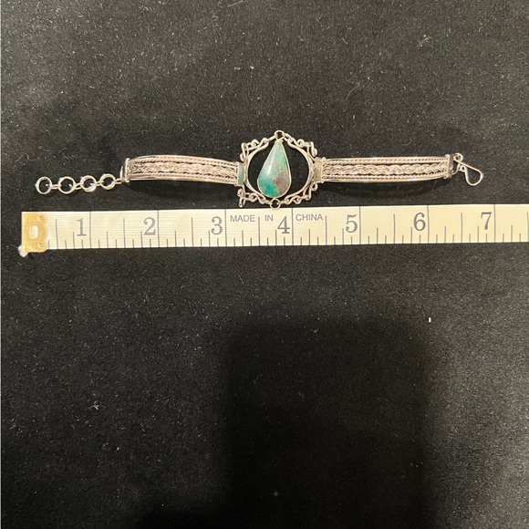 BRAND NEW! Handmade zilvertone adjustable bracelet with green gemstone. OSFM - Picture 9 of 9